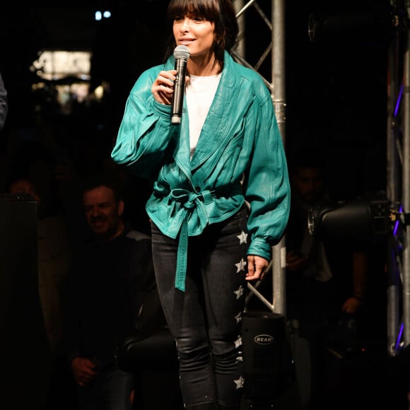 Exclusif - Jenifer, la chanteuse française et coach dans The Voice, a inauguré les illuminations de Noël sur la Place des Arcades du centre commercial au Polygone Riviera à Cagnes sur Mer, près de Nice avant de faire un show case suivi d'une séance de dédicaces à la Fnac le 25 novembre 2019. © Bruno Bebert/Bestimage