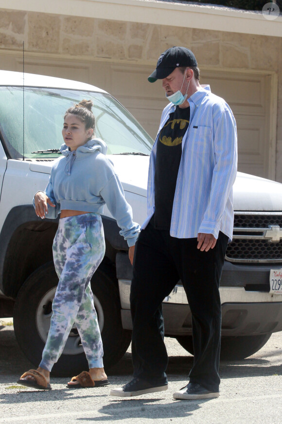 Exclusif - Matthew Perry passe la fête des mères (mother's day) avec son père John et un groupe de famille proche à Los Angeles le 10 mai 2020. Il porte un t-shirt noir Batman sous une chemise ouverte. Ensuite, il fait une petite promenade avec son assistante Briana Brancato.