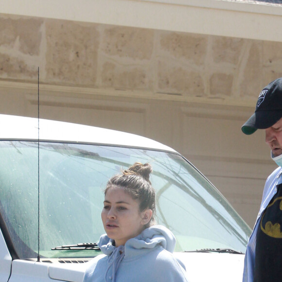Exclusif - Matthew Perry passe la fête des mères (mother's day) avec son père John et un groupe de famille proche à Los Angeles le 10 mai 2020. Il porte un t-shirt noir Batman sous une chemise ouverte. Ensuite, il fait une petite promenade avec son assistante Briana Brancato.