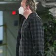 Exclusif - Matthew Perry, avec un masque de protection, à la sortie d'un centre médical accompagné d'un médecin à Los Angeles pendant l'épidémie de Coronavirus Covid-19 le 27 avril 2020.