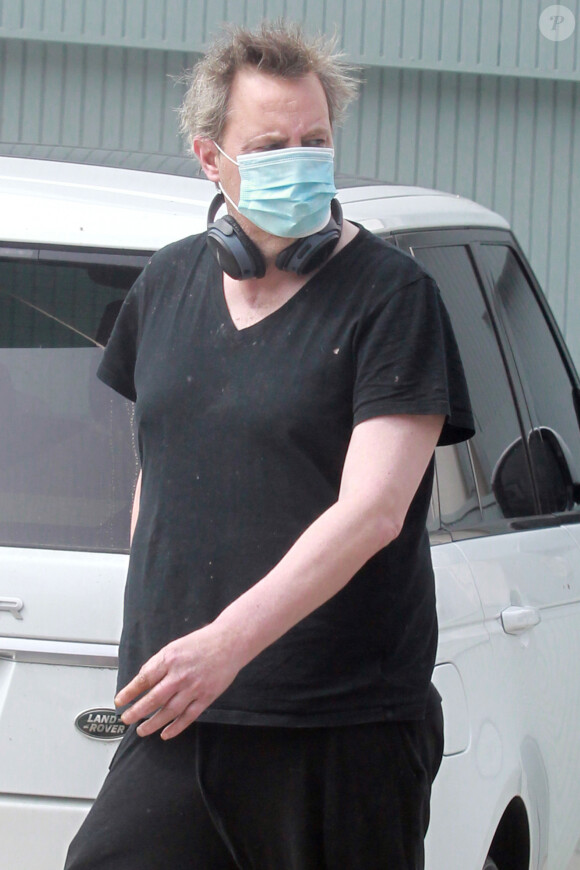 Exclusif - Matthew Perry (Friends) lors d'une sortie avec une inconnue à Los Angeles pendant l'épidémie de coronavirus (COVID-19) le 26 avril 2020. Ils portent tous les deux un masque de protection.