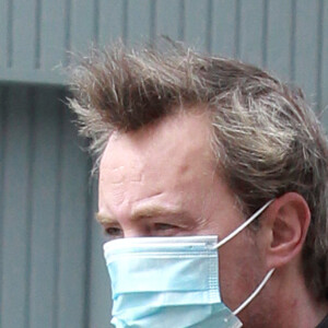 Exclusif - Matthew Perry (Friends) lors d'une sortie avec une inconnue à Los Angeles pendant l'épidémie de coronavirus (COVID-19) le 26 avril 2020. Ils portent tous les deux un masque de protection.