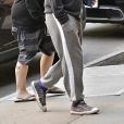 Matthew Perry opte pour un look peu soigné dans les rues de New York, le 25 juillet 2019. Les cheveux en bataille, le jogging et les ongles noirs, la star de la série "Friends" ne semble pas se soucier de son apparence. New York. Le 25 juillet 2019.