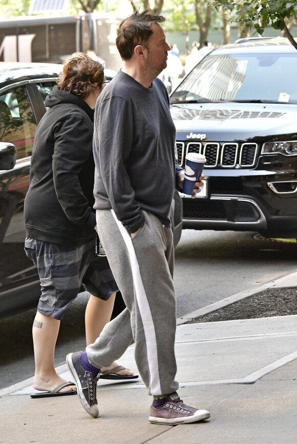 Matthew Perry opte pour un look peu soigné dans les rues de New York, le 25 juillet 2019. Les cheveux en bataille, le jogging et les ongles noirs, la star de la série "Friends" ne semble pas se soucier de son apparence. New York. Le 25 juillet 2019.