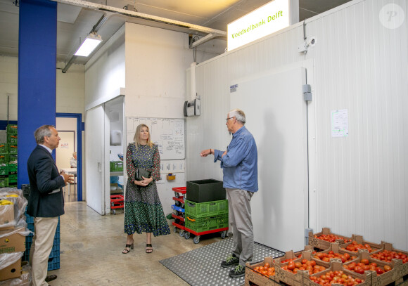 La reine Maxima des Pays-Bas visite le centre de distribution de la banque d'aide alimentaire de Delft le 19 mai 2020.