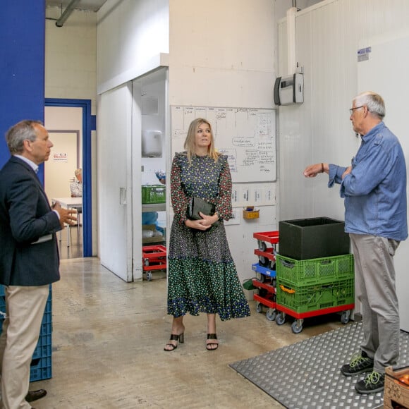 La reine Maxima des Pays-Bas visite le centre de distribution de la banque d'aide alimentaire de Delft le 19 mai 2020.