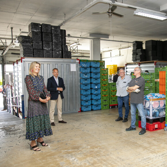 La reine Maxima des Pays-Bas visite le centre de distribution de la banque d'aide alimentaire de Delft le 19 mai 2020.