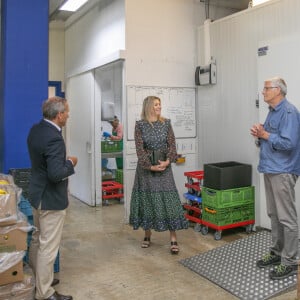 La reine Maxima des Pays-Bas visite le centre de distribution de la banque d'aide alimentaire de Delft le 19 mai 2020.