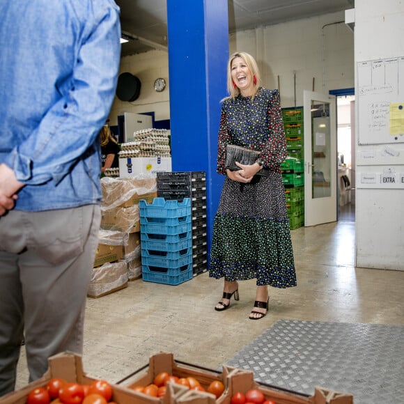 La reine Maxima des Pays-Bas visite le centre de distribution de la banque d'aide alimentaire de Delft le 19 mai 2020.