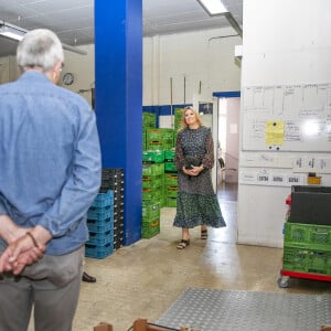 La reine Maxima des Pays-Bas visite le centre de distribution de la banque d'aide alimentaire de Delft le 19 mai 2020.