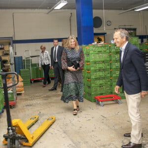 La reine Maxima des Pays-Bas visite le centre de distribution de la banque d'aide alimentaire de Delft le 19 mai 2020.