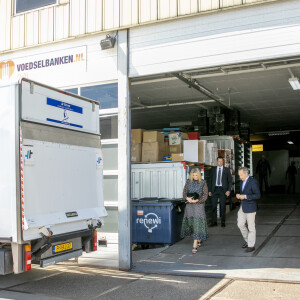 La reine Maxima des Pays-Bas visite le centre de distribution de la banque d'aide alimentaire de Delft le 19 mai 2020.