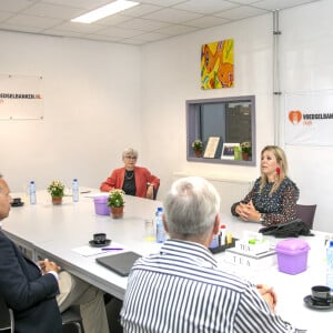 La reine Maxima des Pays-Bas visite le centre de distribution de la banque d'aide alimentaire de Delft le 19 mai 2020.