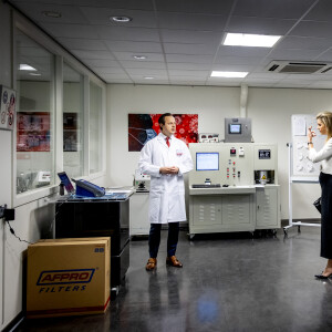 La reine Maxima des Pays-Bas visite l'usine de filtres AFPRO pour la production de masques buccaux médicaux à Alkmaar, le 12 mai 2020.