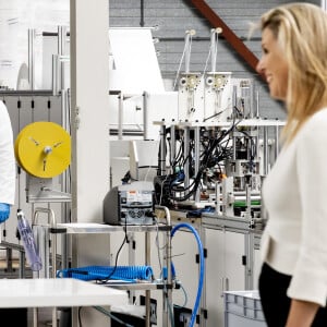 La reine Maxima des Pays-Bas visite l'usine de filtres AFPRO pour la production de masques buccaux médicaux à Alkmaar, le 12 mai 2020.