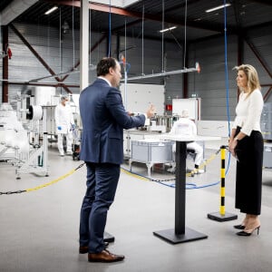 La reine Maxima des Pays-Bas visite l'usine de filtres AFPRO pour la production de masques buccaux médicaux à Alkmaar, le 12 mai 2020.