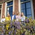 Le roi Willem-Alexander des Pays-Bas célébrait le 27 avril 2020 son 53e anniversaire et la Fête du Roi, la fête nationale, confiné au palais Huis ten Bosch à La Haye avec sa femme la reine Maxima et leurs filles la princesse héritière Catharina-Amalia, la princesse Alexia et la princesse Ariane. 