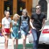 Semi-Exclusif - Jaime King enceinte, son mari Kyle Newman et sa soeur Barry sortent de chez le médecin à Beverly Hills, le 15 juin 2015 