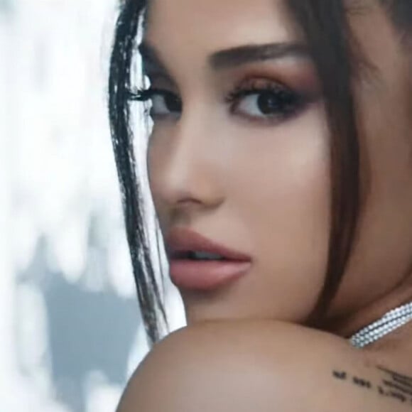 Ariana Grande, Miley Cyrus et Lana del Rey combattent le crime dans le clip de la chanson "Don't call me angel". Ariana Grande a choisi de s'entourer de Miley Cyrus et de Lana del Rey pour ce titre, extrait de la bande originale de la nouvelle adaptation cinématographique de la série "Charlie's Angels" d'E. Banks, qui apparaît également dans le clip vidéo. Ariana Grande co-produit cette BOF, dont la sortie est prévue le 1er novembre 2019.