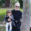 Jessica Alba et Jaime King s'amusent avec leurs enfants (Honor, Haven et James) dans un parc à Beverly Hills, le 7 décembre 2014  