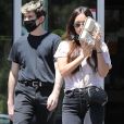 Megan Fox, sans son alliance et sans masque de protection, va acheter son déjeuner à emporter chez "Erewhon" à Calabasas, le 14 mai 2020. Pendant le confinement, Megan Fox vit dans une maison à Calabasas tandis que son mari vit à Malibu et ils se partagent les enfants.