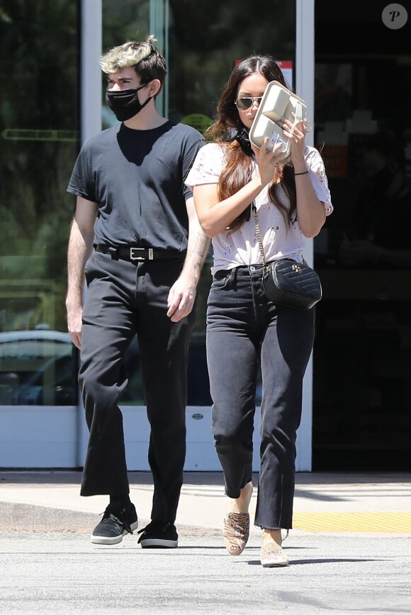 Megan Fox, sans son alliance et sans masque de protection, va acheter son déjeuner à emporter chez "Erewhon" à Calabasas, le 14 mai 2020. Pendant le confinement, Megan Fox vit dans une maison à Calabasas tandis que son mari vit à Malibu et ils se partagent les enfants.