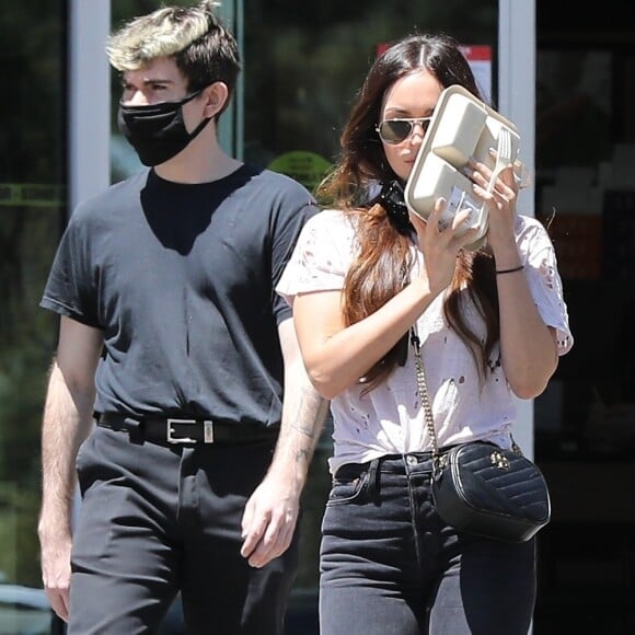 Megan Fox, sans son alliance et sans masque de protection, va acheter son déjeuner à emporter chez "Erewhon" à Calabasas, le 14 mai 2020. Pendant le confinement, Megan Fox vit dans une maison à Calabasas tandis que son mari vit à Malibu et ils se partagent les enfants.