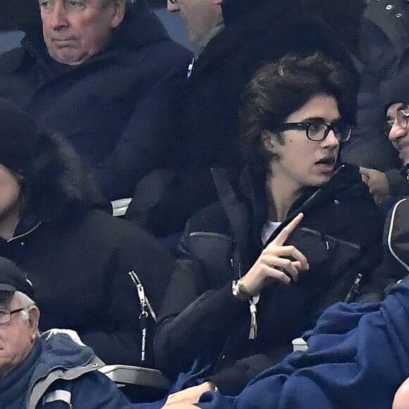 Pascal Obispo et son fils Sean dans les tribunes du Stade de France lors du match amical international opposant la France à l'Uruguay à Saint-Denis, Seine Saint-Denis, France, le 20 novembre 2018. La France a gagné 1-0. © Cyril Moreau/Bestimage