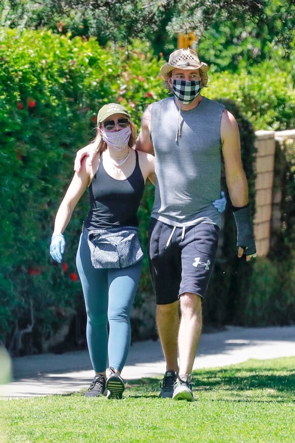 Exclusif - Dax Shepard et sa femme Kristen Bell avec masques et gants de protection se promènent amoureusement dans leur quartier de Los Angeles en pleine épidémie de Coronavirus Covid-19 le 21 avril 2020.