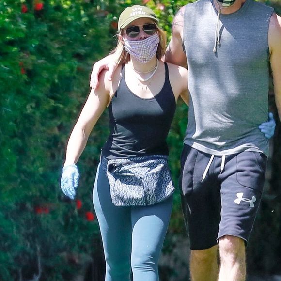 Exclusif - Dax Shepard et sa femme Kristen Bell avec masques et gants de protection se promènent amoureusement dans leur quartier de Los Angeles en pleine épidémie de Coronavirus Covid-19 le 21 avril 2020.