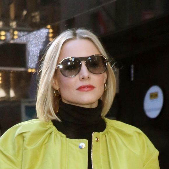 Kristen Bell à revêt un look audacieux en vert fluo en arrivant à Good Morning America pour la promotion de 'Hello Bello' à New York le 21 février 2020.