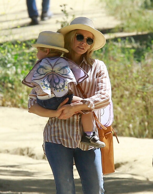 Exclusif - Kristen Bell se promène au parc Griffith Park avec ses enfants Lincoln et Delta Bell à Los Feliz le 22 avril 2017.