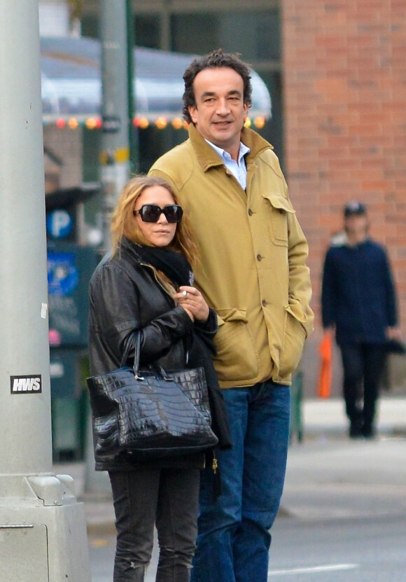 Exclusif - Olivier Sarkozy et sa compagne Mary Kate Olsen se promenent dans les rues de East Village, apres avoir dejeune au restaurant Quartino a New York. Le 18 novembre 2012