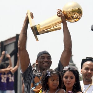 Kobe Bryant, son épouse Vanessa Bryant et leur fille Gianni paradent pour fêter le titre de champion NBA des Los Angeles Lakers. Los Angeles, le 17 juin 2009.