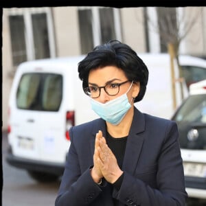 Exclusif - Rachida Dati se rend au Lycée professionnel privé Albert de Mun à la rencontre des élèves volontaires qui préparent chaque jour 300 repas pour les personnels soignants de l' hôpital Necker. Paris, VIIème arrondissement, le 22 avril 2020. © Alain Guizard / Bestimage