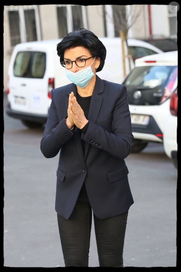 Exclusif - Rachida Dati se rend au Lycée professionnel privé Albert de Mun à la rencontre des élèves volontaires qui préparent chaque jour 300 repas pour les personnels soignants de l' hôpital Necker. Paris, VIIème arrondissement, le 22 avril 2020. © Alain Guizard / Bestimage