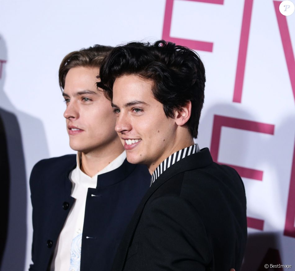 https://static1.purepeople.com/articles/6/38/98/16/@/5605841-cole-sprouse-dylan-sprouse-a-la-soiree-950x0-1.jpg