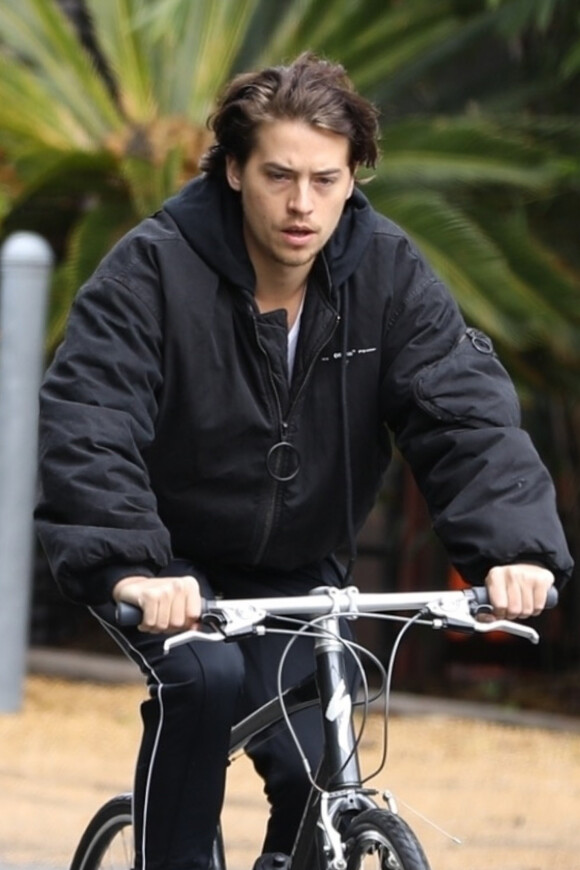 Exclusif - Cole Sprouse fait du vélo à Hollywood Hills. Le 10 avril 2020.