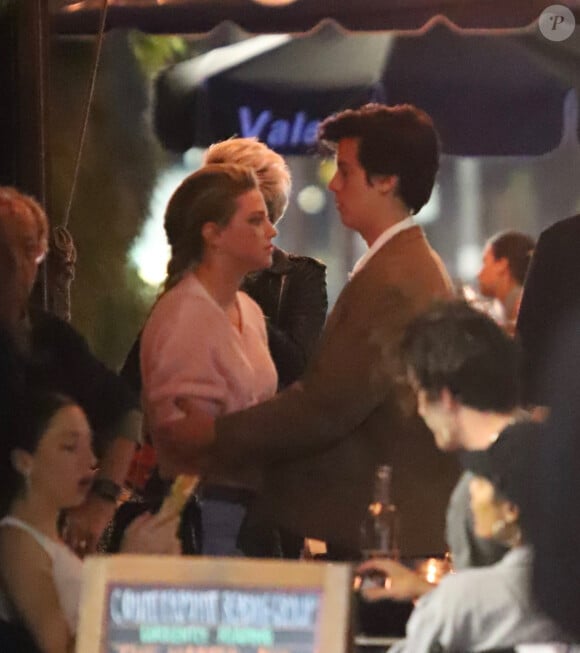 Exclusif - Lili Reinhart et son compagnon Cole Sprouse se câlinent à la sortie d'un restaurant dans le restaurant d'Echo Park à Los Angeles, le 11 octobre 2019.