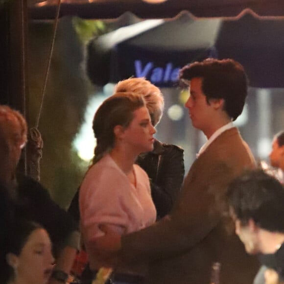 Exclusif - Lili Reinhart et son compagnon Cole Sprouse se câlinent à la sortie d'un restaurant dans le restaurant d'Echo Park à Los Angeles, le 11 octobre 2019.