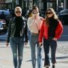 Bella et Gigi Hadid se promènent avec leur mère Yolanda à New York City, New York, Etats-Unis, le 29 janvier 2017.