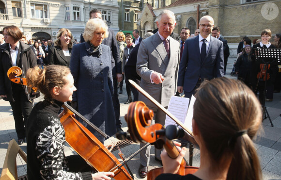 Le prince Charles et Camilla Parker Bowles, duchesse de Cornouailles, visitent un marché à Novi Sad en Serbie, au quatrième jour de leur voyage officiel dans les Balkans. Le 17 mars 2016