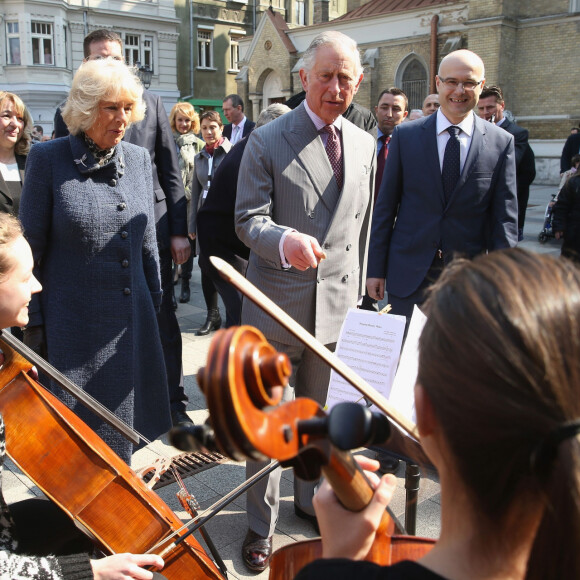Le prince Charles et Camilla Parker Bowles, duchesse de Cornouailles, visitent un marché à Novi Sad en Serbie, au quatrième jour de leur voyage officiel dans les Balkans. Le 17 mars 2016