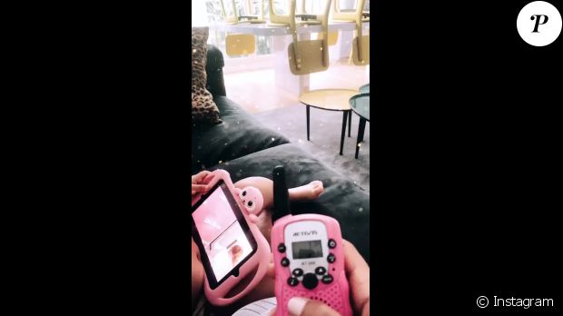 Amel Bent est un peu agacée par un cadeau de ses filles, le 26 mai 2020 sur Instagram.