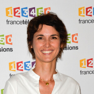 Églantine Éméyé lors du photocall de la présentation de la nouvelle dynamique 2017-2018 de France Télévisions. Paris, le 5 juillet 2017. © Guirec Coadic/Bestimage  Celebrities at the photocall of France Televisions. Paris, July 5th, 2017.05/07/2017 - Paris