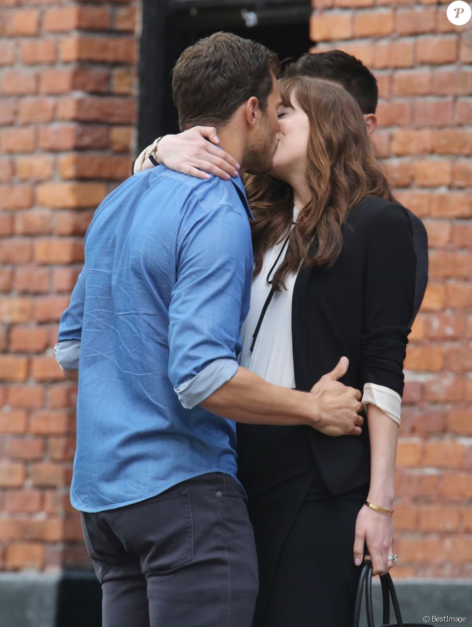 Exclusif Jamie Dornan Et Dakota Johnson Sembrassent Sur Le Tournage De Cinquante Nuances Plus 