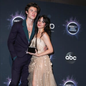 Shawn Mendes et sa compagne Camila Cabello à la press room de la 47ème soirée annuelle des American Music Awards au théâtre Microsoft à Los Angeles, le 24 novembre 2019