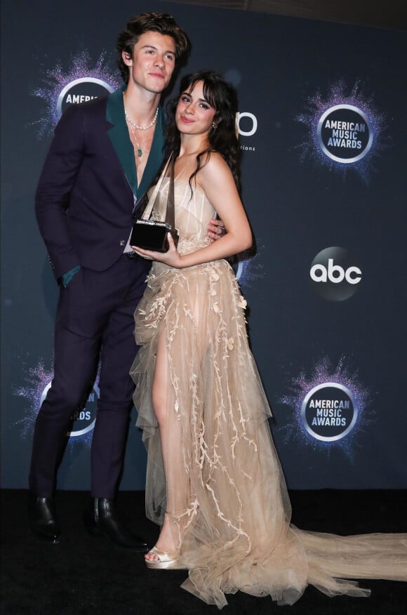 Shawn Mendes et sa compagne Camila Cabello à la press room de la 47ème soirée annuelle des American Music Awards au théâtre Microsoft à Los Angeles, le 24 novembre 2019