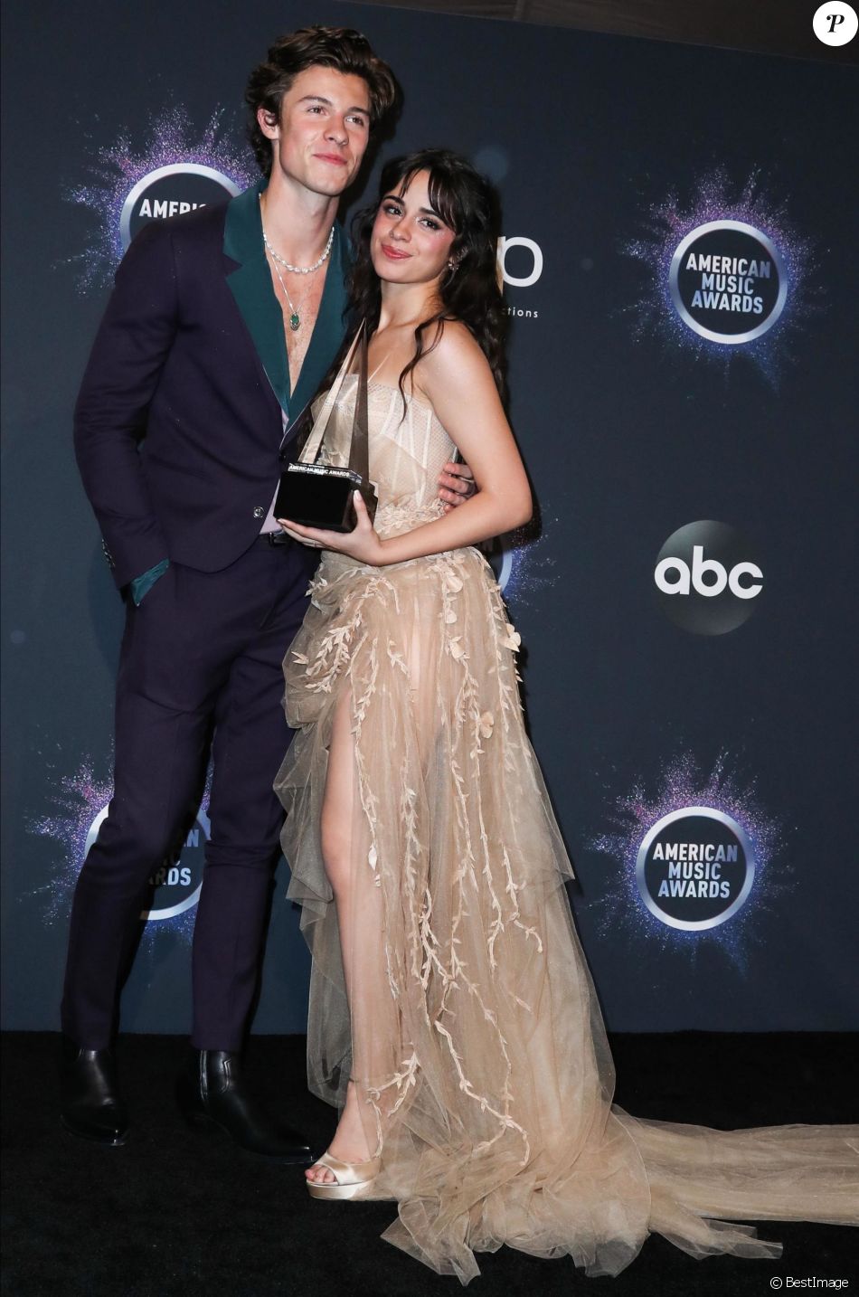 Shawn Mendes et sa compagne Camila Cabello à la press room de la 47ème