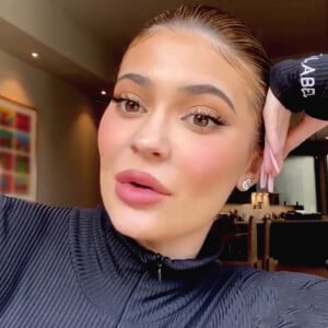 Kylie Jenner - La famille Kardashian discute en FaceTime sur le tournage de leur émission Keeping Up With The Kardashians pendant l'épidémie de coronavirus (COVID-19) à Los Angeles. Les Kardashian annoncent qu'une personne proche de la famille serait testé positive au Covid19... Le 1er mai 2020